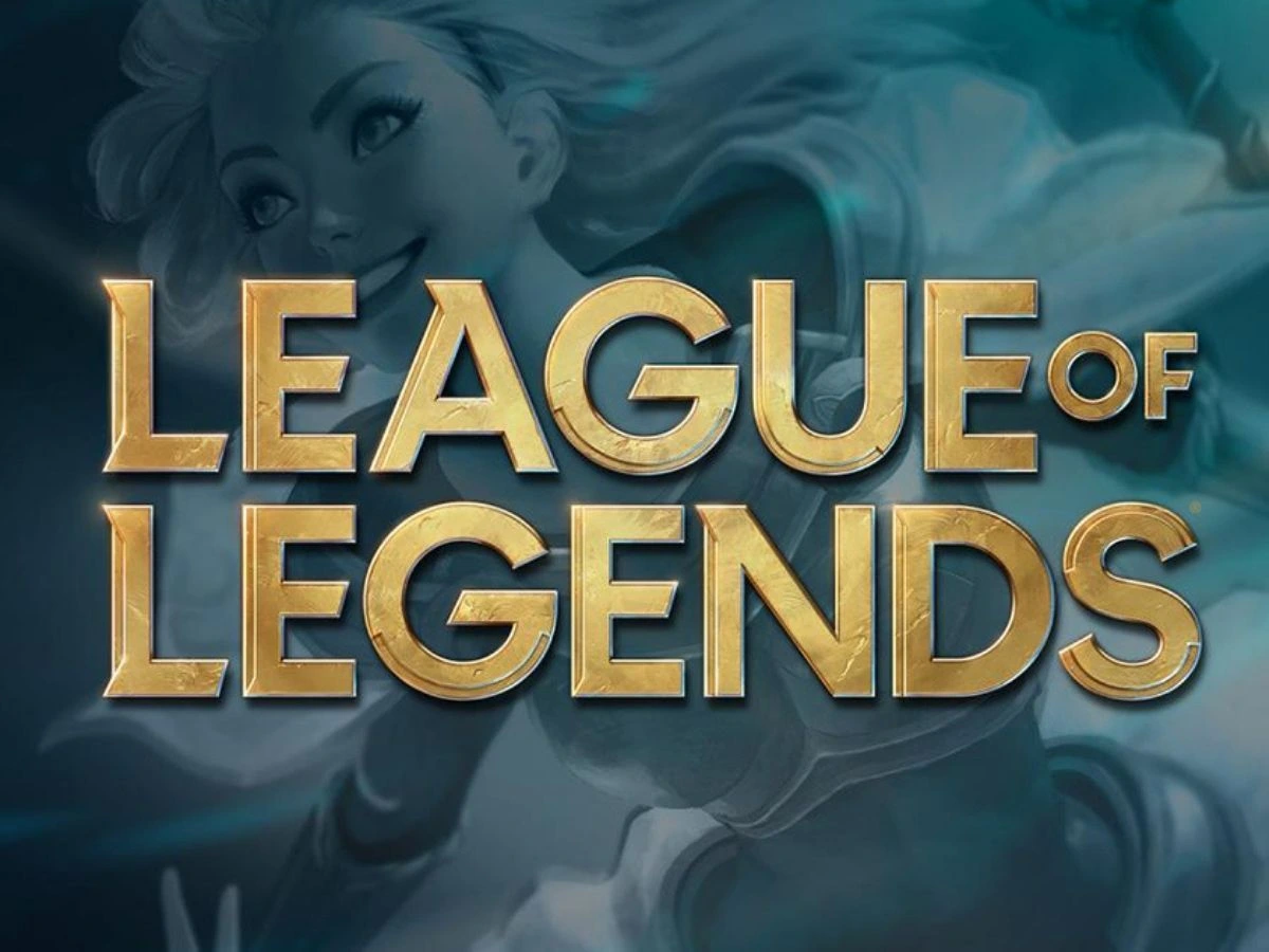 League of Legends altın sarısı logosu ve arkasında Seraphine karakteri.