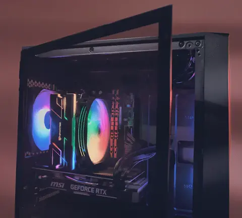 En iyi fiyat performans oyuncu bilgisayarı rehberinde RGB ışıklı masaüstü oyuncu bilgisayarı kasası.