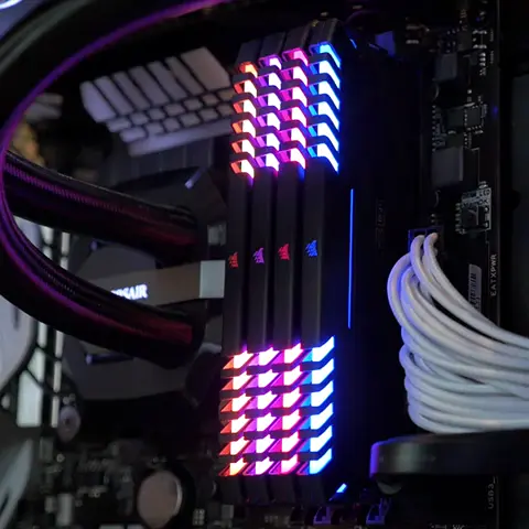 En iyi fiyat performans oyuncu bilgisayarı rehberi özetinde anakarta takılı RGB RAM bellekler.