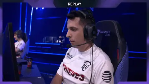 Valorant grafik ayarları menüsü FPS arttırma rehberinde bilgisayar başında oynayan espor oyuncusu.